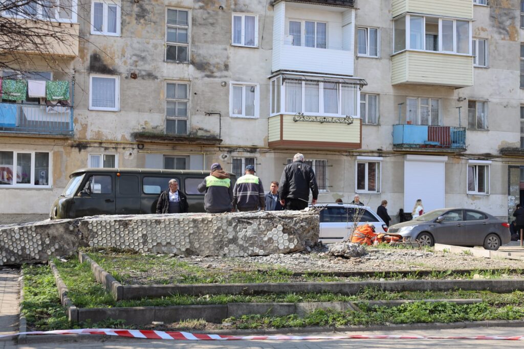 У Бориславі знесли стелу "визволителям". ФОТО 5 DrogMedia У Бориславі знесли стелу "визволителям". ФОТО