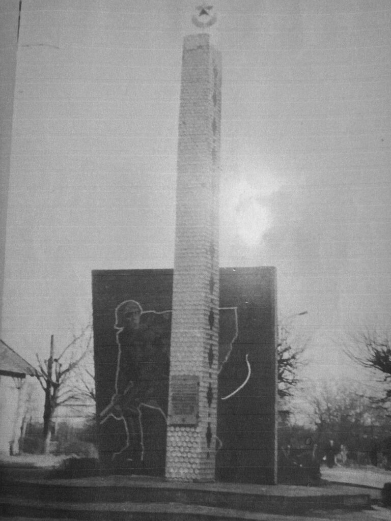 У Бориславі знесли стелу "визволителям". ФОТО 6 DrogMedia У Бориславі знесли стелу "визволителям". ФОТО