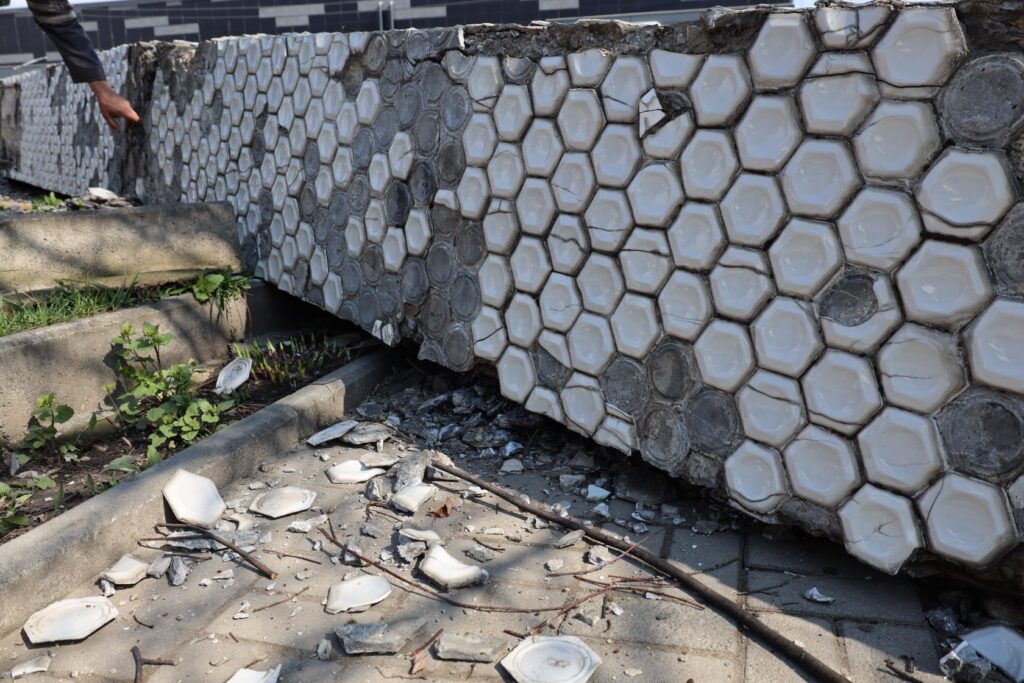 У Бориславі знесли стелу "визволителям". ФОТО 2 DrogMedia У Бориславі знесли стелу "визволителям". ФОТО