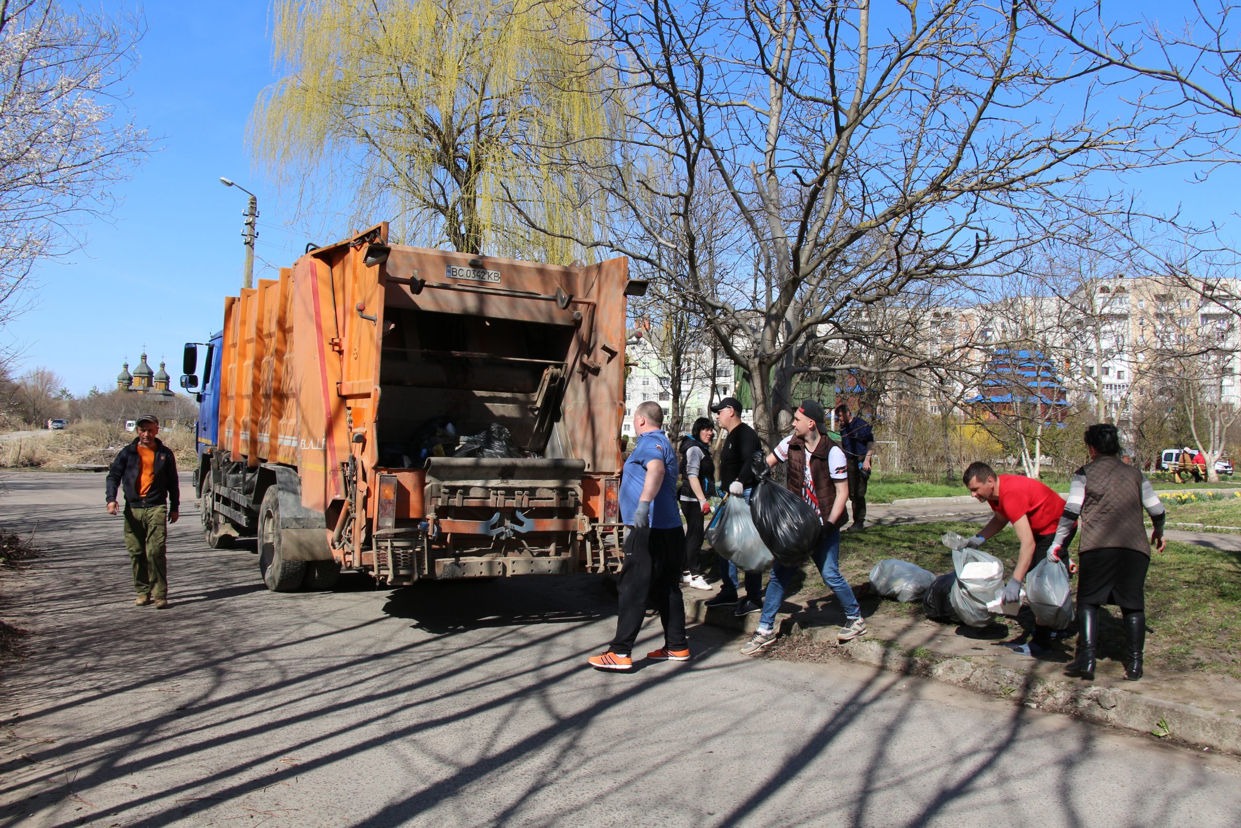 DrogMedia У Дрогобичі переселенці долучаються до прибирання міста
