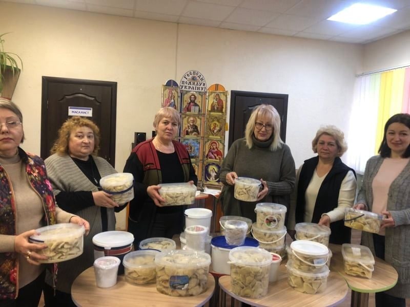 DrogMedia У Дрогобичі підопічні терцентру в’яжуть шкарпетки для захисників, а в Трускавці - ліплять вареники