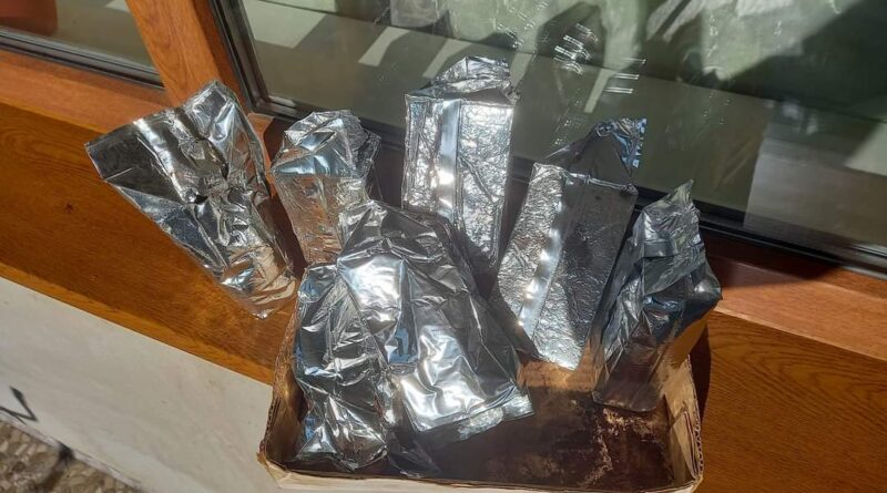 DrogMedia На зупинках траси Стрий-Дрогобич невідомий залишає ящики кави