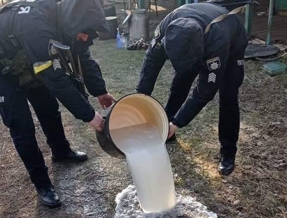 DrogMedia В Доброгостові виявили тонну "бражки"