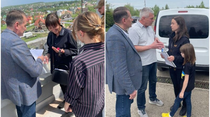 DrogMedia У Дрогобичі вручили ключі від квартири сім'ям двох загиблих воїнів