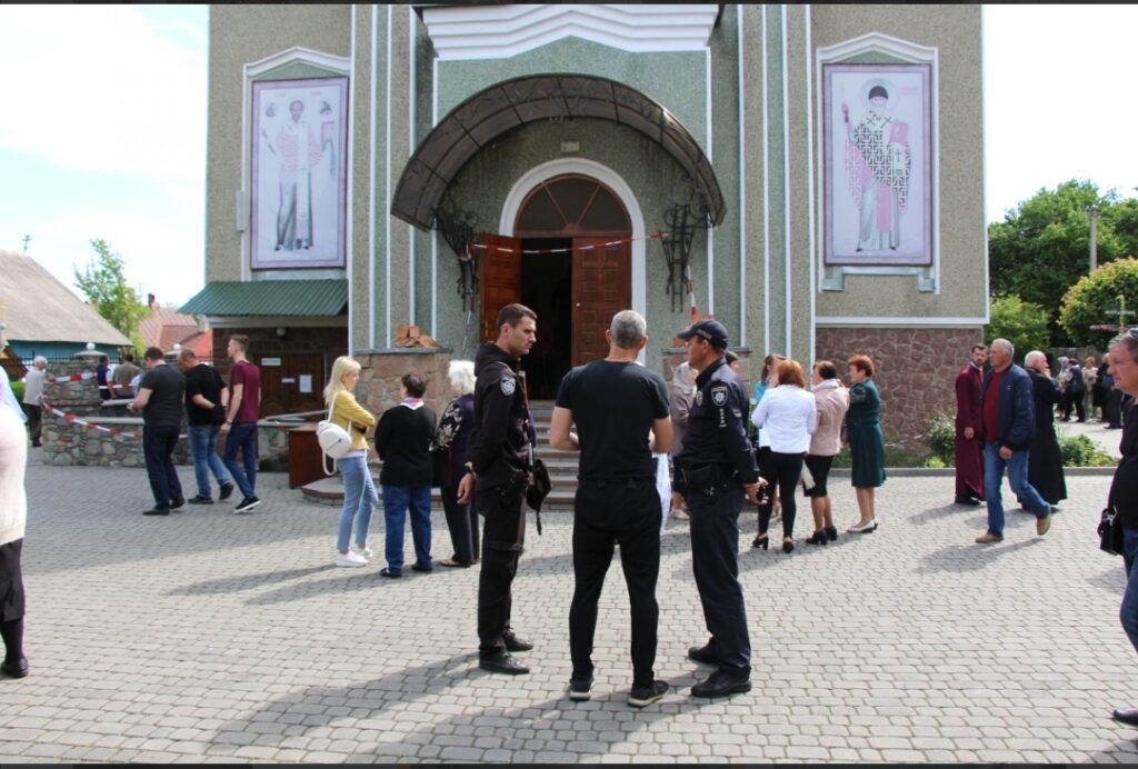 У Дрогобичі батюшки, покидаючи церкву, забрали навіть іконостас та дзвони 6 DrogMedia У Дрогобичі батюшки, покидаючи церкву, забрали навіть іконостас та дзвони