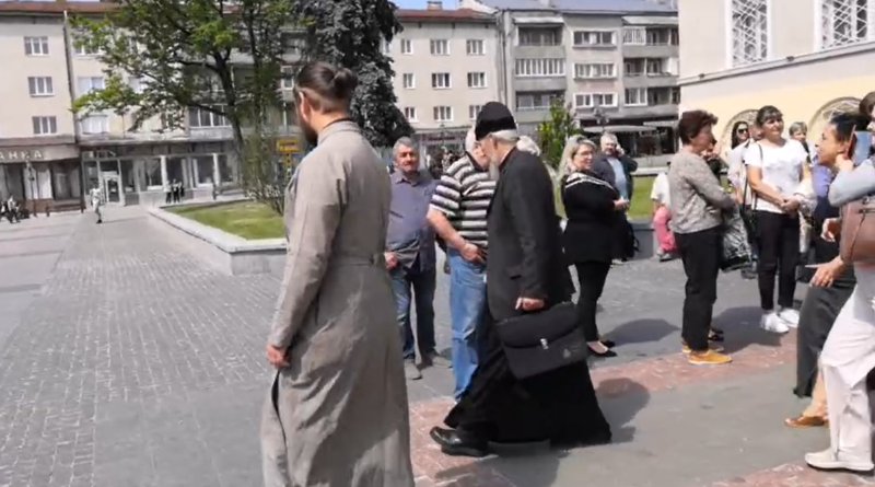 DrogMedia У Дрогобичі храм московського патріархату переходить до ПЦУ на вимогу парафіян, всупереч волі священика