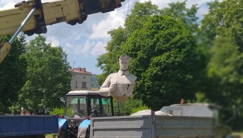 DrogMedia У Бориславі демонтували меморіальний комплекс радянських часів