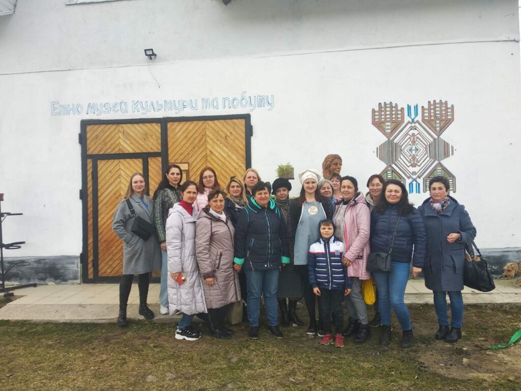 DrogMedia ﻿У Дрогобичі волонтерська група жінок пошила понад 2 тисячі балаклав для ЗСУ
