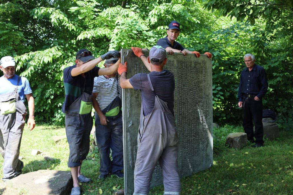 DrogMedia У Бориславі демонтували меморіальний комплекс радянських часів