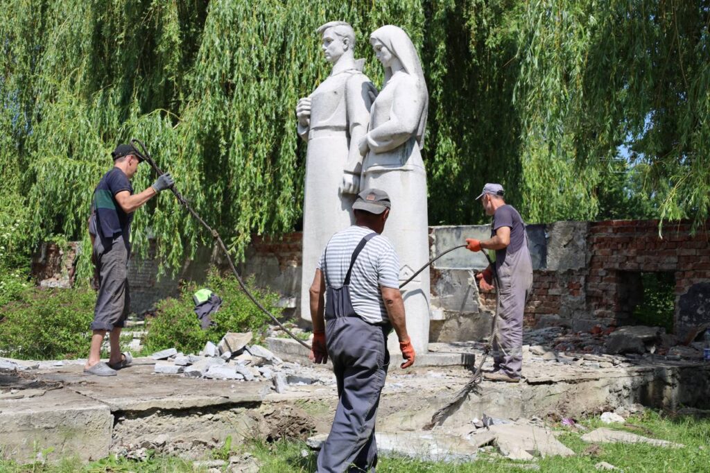 DrogMedia У Бориславі демонтували меморіальний комплекс радянських часів