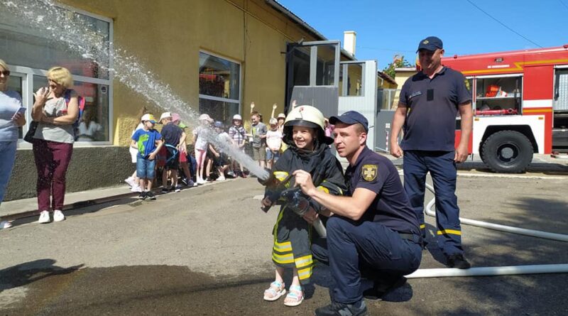 DrogMedia У Дрогобичі першокласники ознайомилися з роботою пожежників