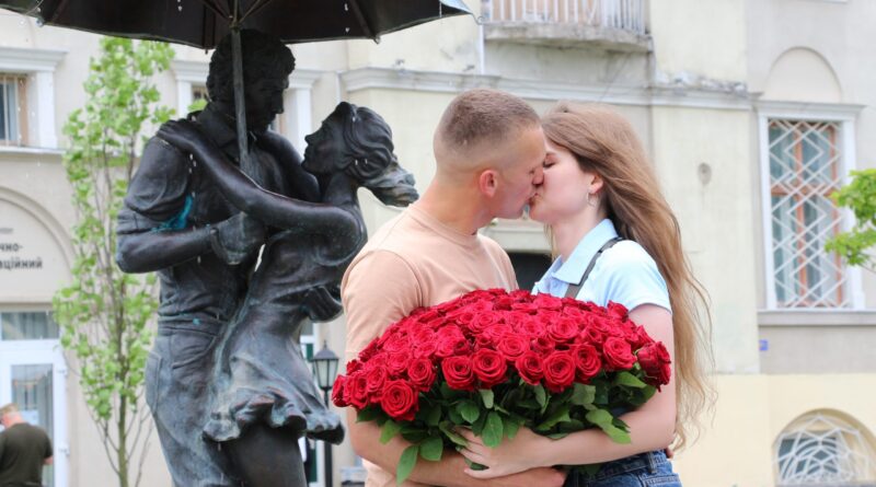 DrogMedia Вона сказала «Так!» – у Дрогобичі військовий освідчився коханій на вежі ратуші