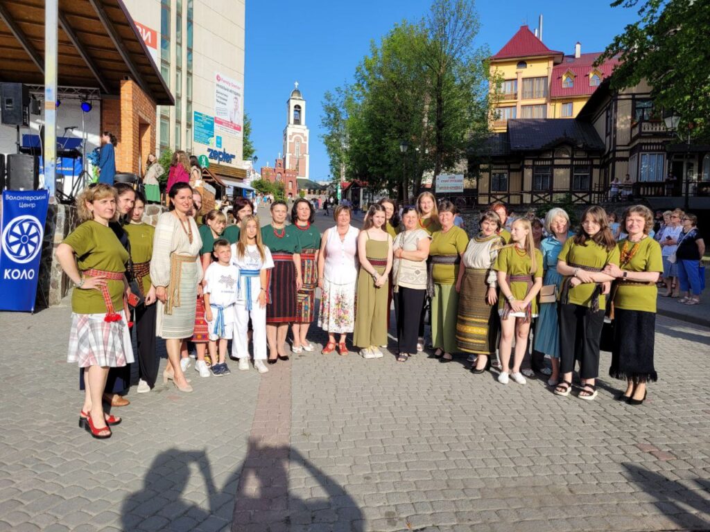 Майстриня Галина Гром уміло поєднала сучасність і традицію у авторській колекції ручнотканих виробів 10 DrogMedia Майстриня Галина Гром уміло поєднала сучасність і традицію у авторській колекції ручнотканих виробів