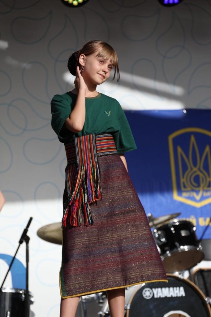 DrogMedia Майстриня Галина Гром уміло поєднала сучасність і традицію у авторській колекції ручнотканих виробів
