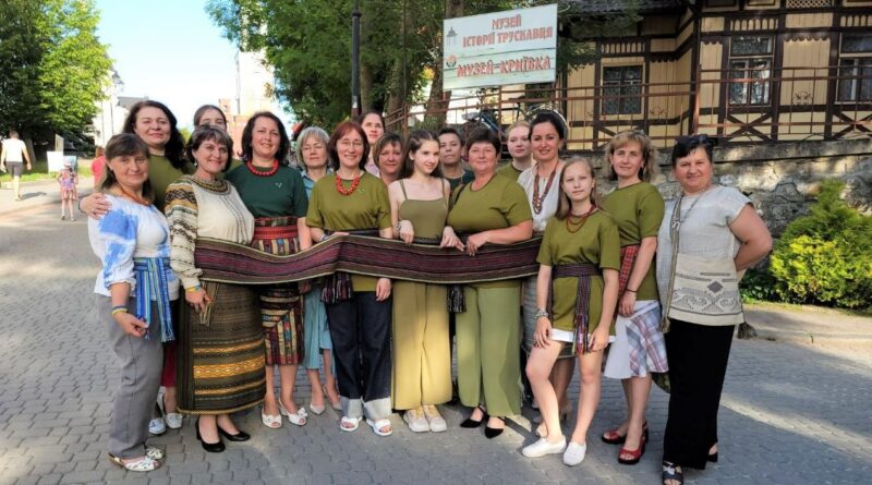DrogMedia Майстриня Галина Гром уміло поєднала сучасність і традицію у авторській колекції ручнотканих виробів