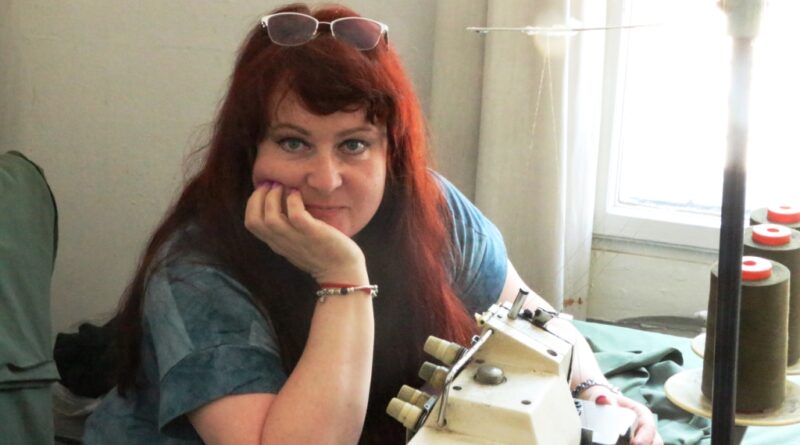 DrogMedia Волонтерка з Білої Церкви Світлана Целуйко від 26 лютого невтомно шиє речі для ЗСУ в Трускавці