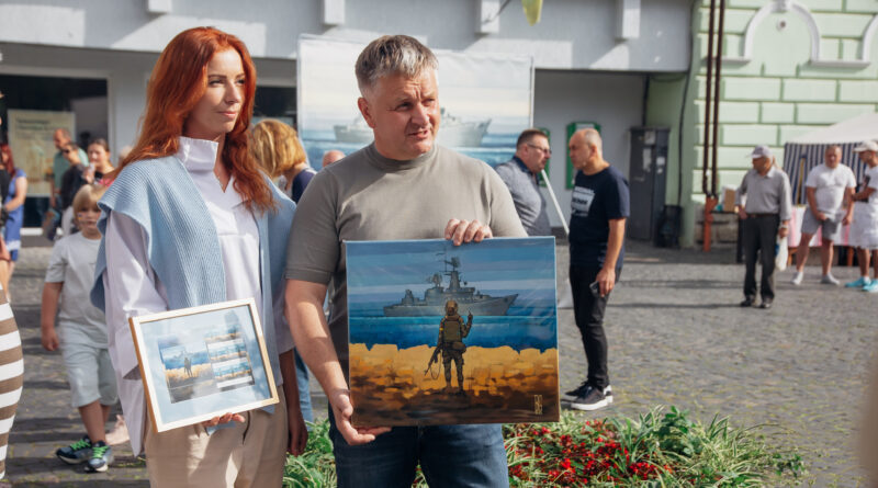 DrogMedia ﻿Фонд Родини Веселого презентував дрогобичанам легендарну картину та відправляє на фронт 4 автомобілі. Фото