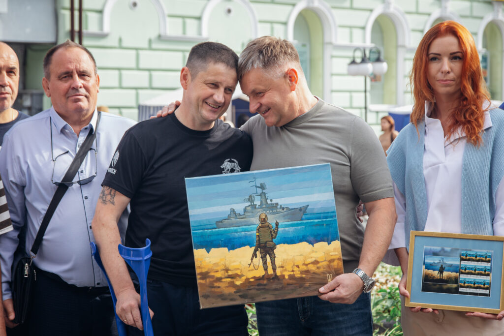 Фонд Родини Веселого презентував дрогобичанам легендарну картину та відправляє на фронт 4 автомобілі. Фото 6 DrogMedia Фонд Родини Веселого презентував дрогобичанам легендарну картину та відправляє на фронт 4 автомобілі. Фото