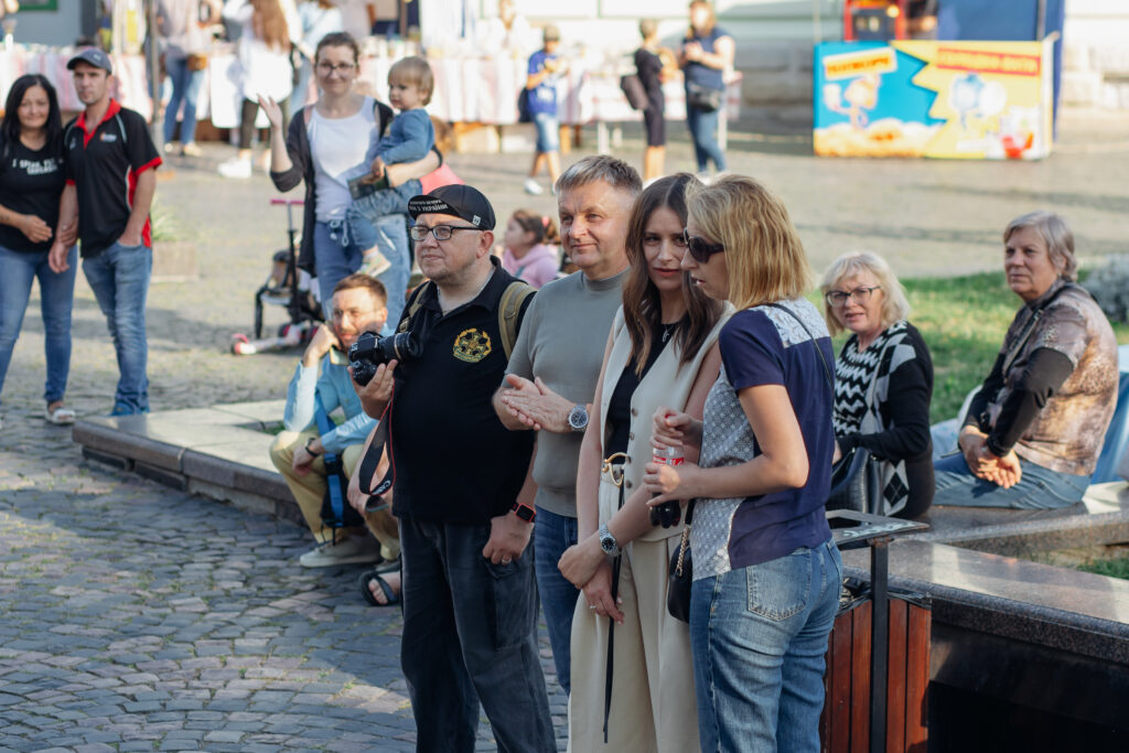 Фонд Родини Веселого презентував дрогобичанам легендарну картину та відправляє на фронт 4 автомобілі. Фото 5 DrogMedia Фонд Родини Веселого презентував дрогобичанам легендарну картину та відправляє на фронт 4 автомобілі. Фото