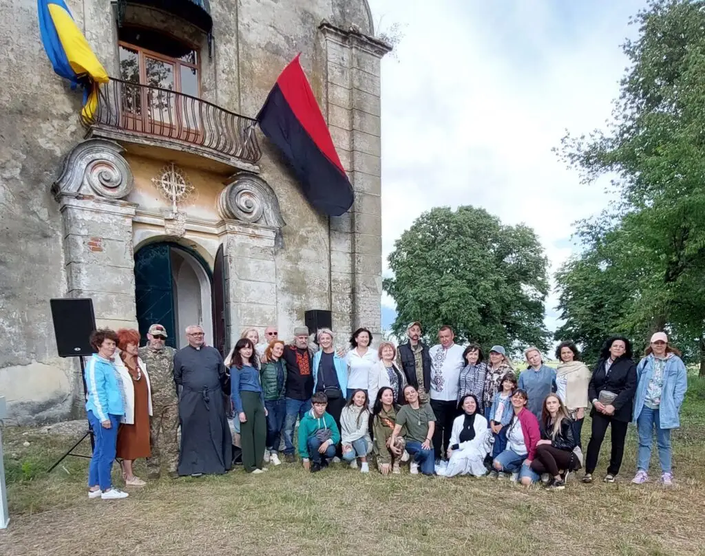 У Пантеоні Героїв на Дрогобиччині освятили іконостас авторства Левка Скопа. ФОТО 3 DrogMedia У Пантеоні Героїв на Дрогобиччині освятили іконостас авторства Левка Скопа. ФОТО