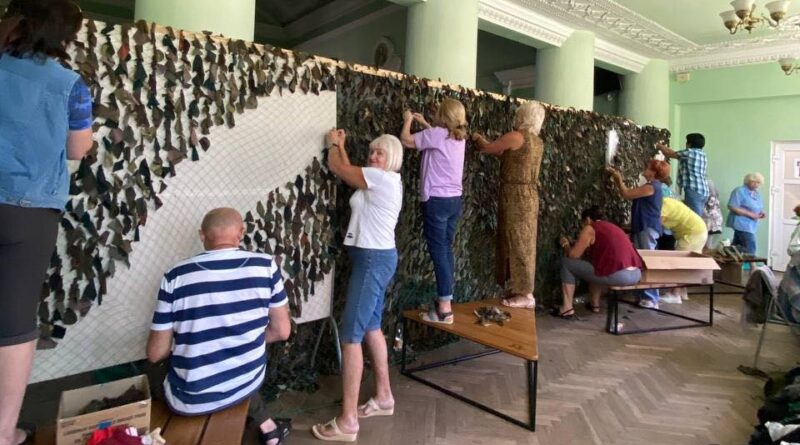 DrogMedia Переселенці в Дрогобичі сплели 125 маскувальних сіток і 15 кікімор