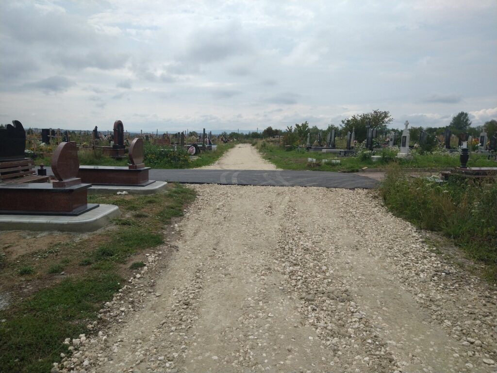 На міському цвинтарі по вул.П.Орлика заасфальтували центральні доріжки 4 DrogMedia На міському цвинтарі по вул.П.Орлика заасфальтували центральні доріжки