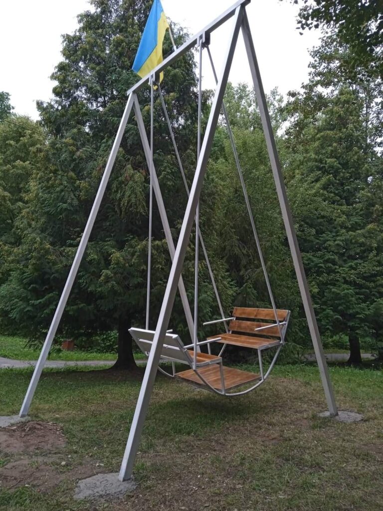 DrogMedia На території музею в Нагуєвичах поставили гойдалку