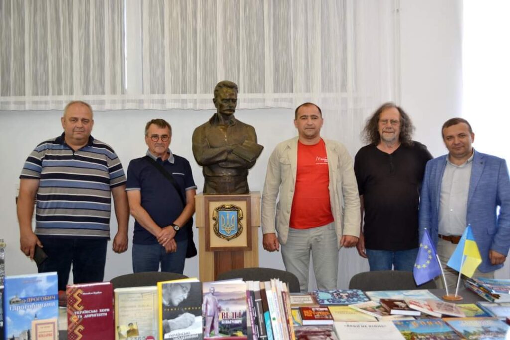 DrogMedia На території музею в Нагуєвичах поставили гойдалку