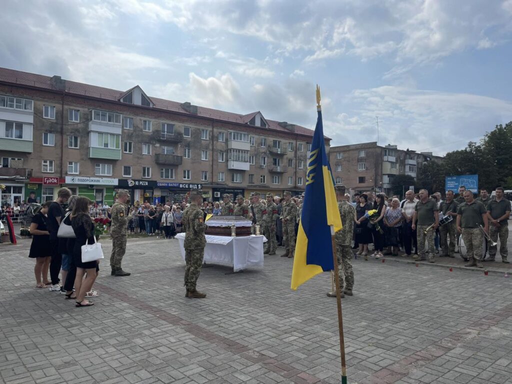 На Дрогобиччині провели в останню путь воїна Андрія Кравчишина 6 DrogMedia На Дрогобиччині провели в останню путь воїна Андрія Кравчишина
