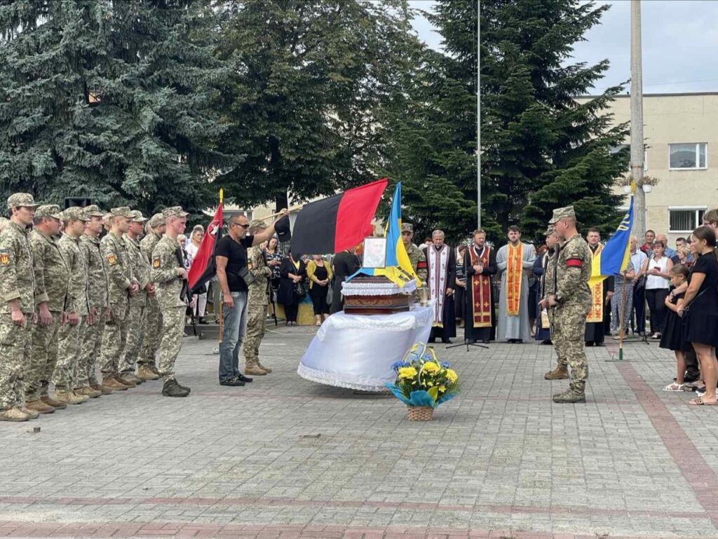 На Дрогобиччині провели в останню путь воїна Андрія Кравчишина 5 DrogMedia На Дрогобиччині провели в останню путь воїна Андрія Кравчишина