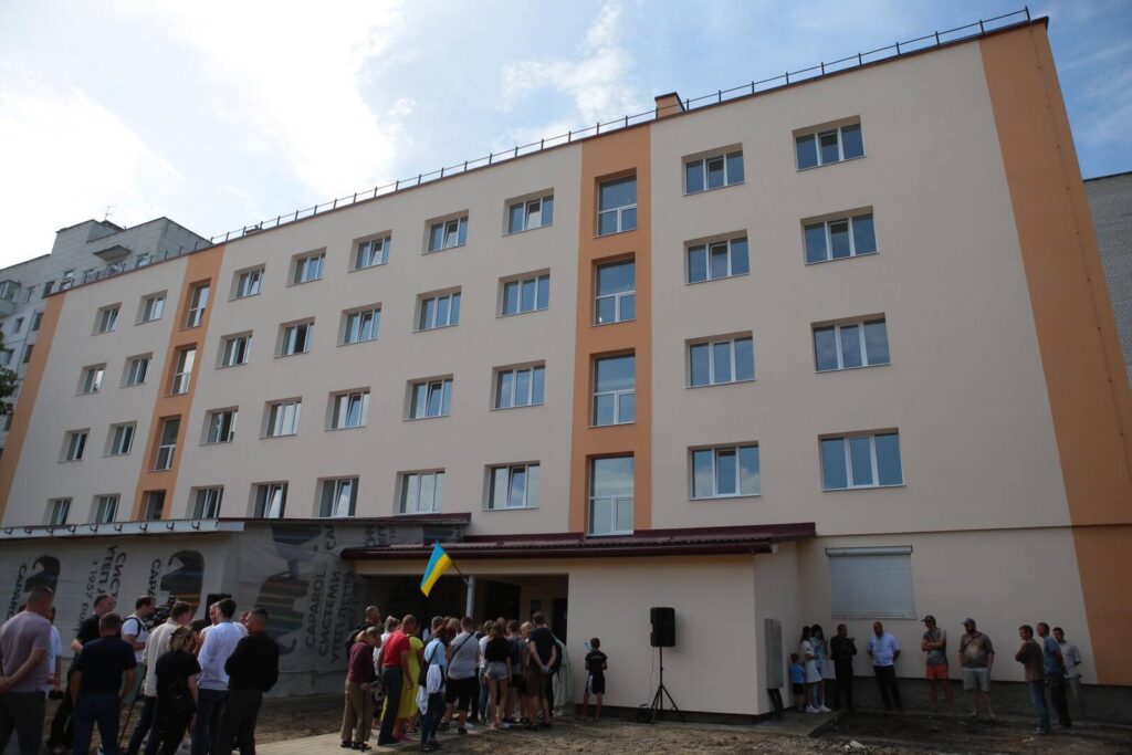 DrogMedia У Стебнику переселенцям вручили перші ключі від помешкань. ФОТО