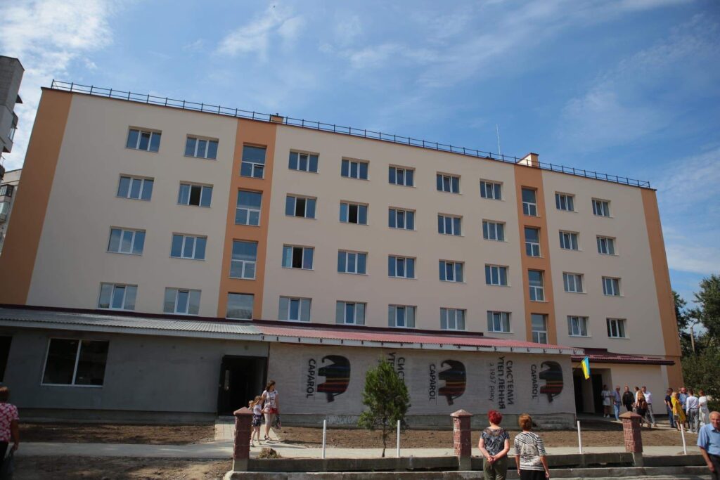 DrogMedia У Стебнику переселенцям вручили перші ключі від помешкань. ФОТО