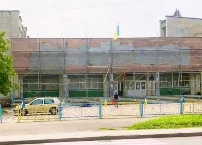 DrogMedia На місці збитого барельєфу на фасаді дрогобицького ліцею №16 буде патріотичний мурал