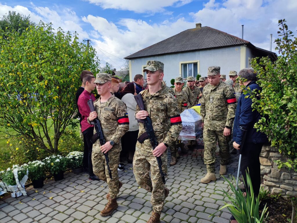 DrogMedia У Бориславській громаді провели в останню путь воїна Юрія Долину