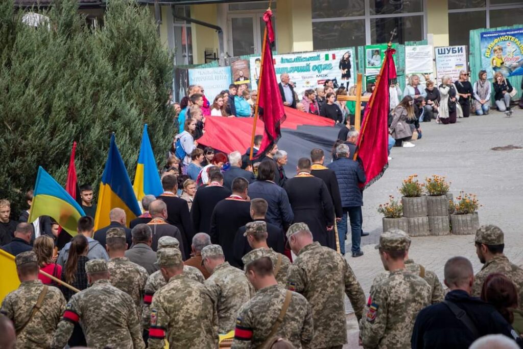 DrogMedia Трускавець велелюдно провів в останню путь 22-річного воїна Дмитра Сарновського
