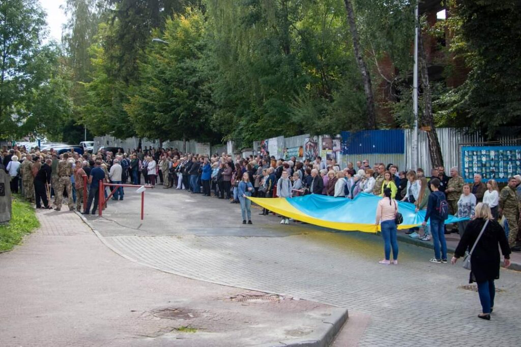 DrogMedia Трускавець велелюдно провів в останню путь 22-річного воїна Дмитра Сарновського