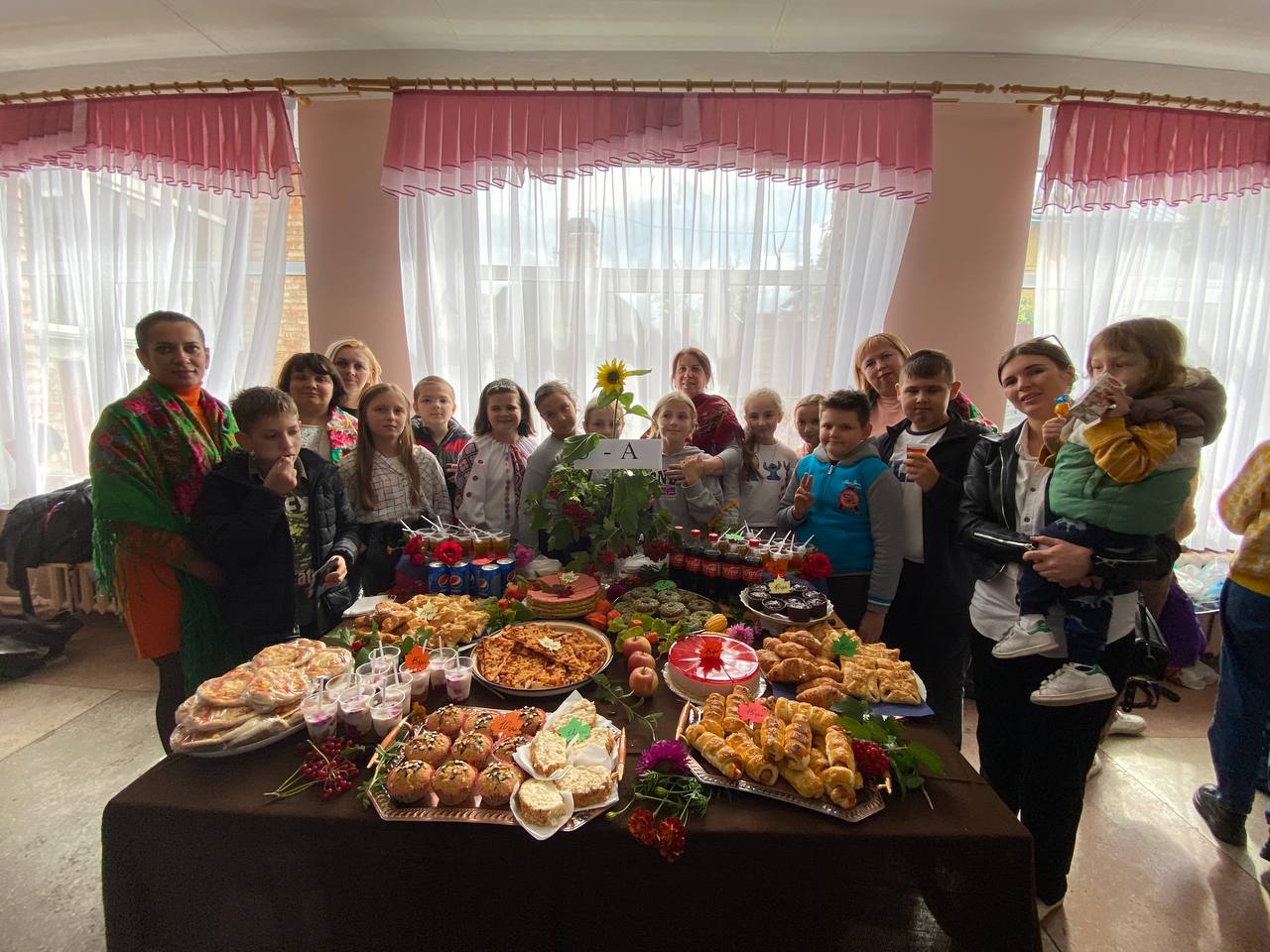 DrogMedia Учні дрогобицького ліцею №2 зібрали на благодійному ярмарку 24,5 тис. грн. для ЗСУ