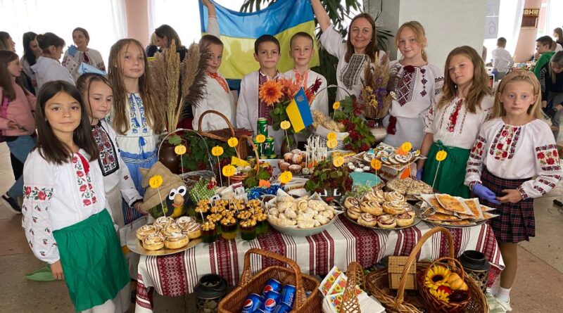 DrogMedia Учні дрогобицького ліцею №2 зібрали на благодійному ярмарку 24,5 тис. грн. для ЗСУ