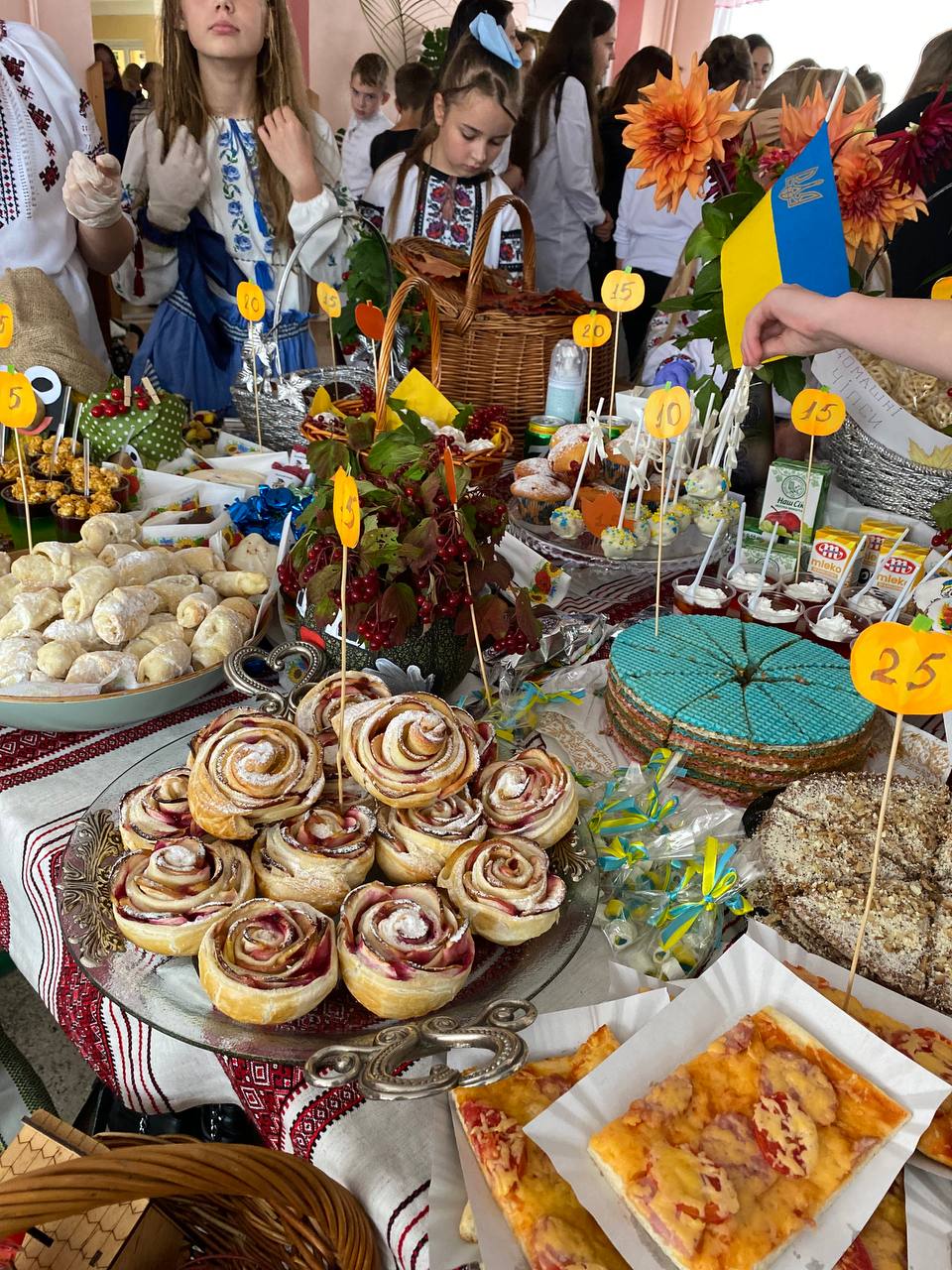 DrogMedia Учні дрогобицького ліцею №2 зібрали на благодійному ярмарку 24,5 тис. грн. для ЗСУ