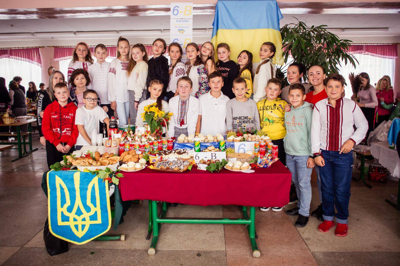 Учні дрогобицького ліцею №2 зібрали на благодійному ярмарку 24,5 тис. грн. для ЗСУ 10 DrogMedia Учні дрогобицького ліцею №2 зібрали на благодійному ярмарку 24,5 тис. грн. для ЗСУ