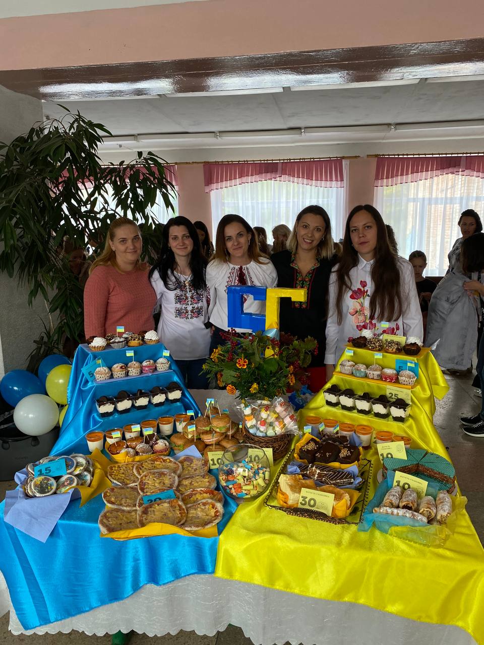 Учні дрогобицького ліцею №2 зібрали на благодійному ярмарку 24,5 тис. грн. для ЗСУ 8 DrogMedia Учні дрогобицького ліцею №2 зібрали на благодійному ярмарку 24,5 тис. грн. для ЗСУ