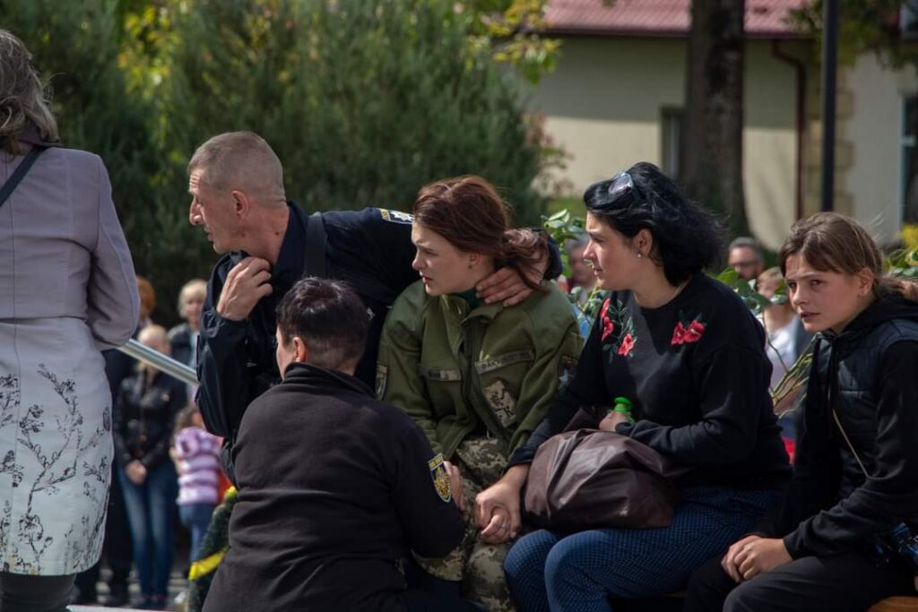 DrogMedia Трускавець велелюдно провів в останню путь 22-річного воїна Дмитра Сарновського