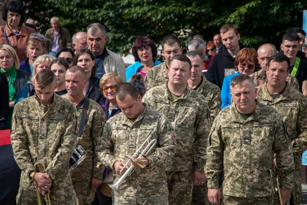 Трускавець велелюдно провів в останню путь 22-річного воїна Дмитра Сарновського 21 DrogMedia Трускавець велелюдно провів в останню путь 22-річного воїна Дмитра Сарновського