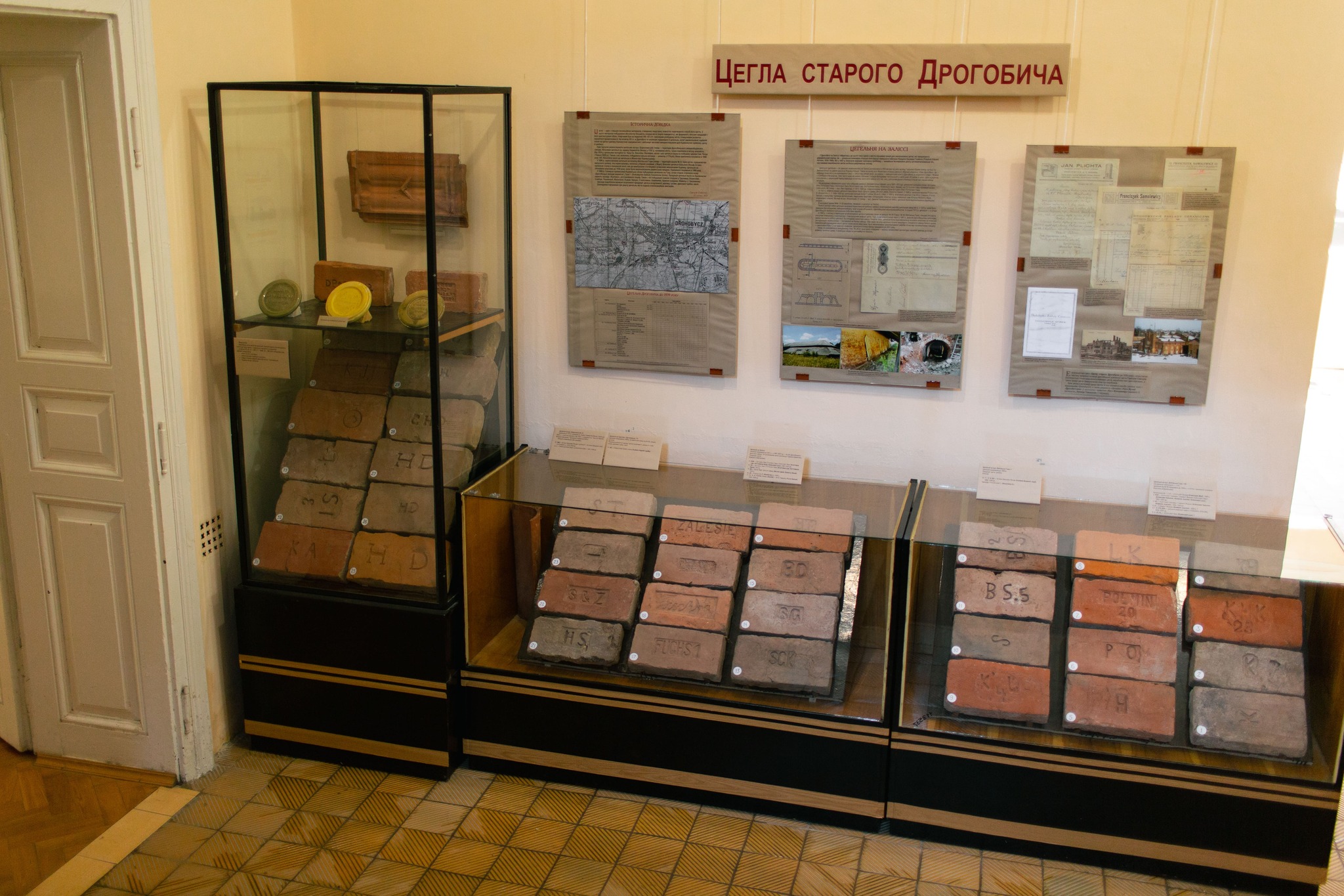 DrogMedia Дрогобичанин Григорій Сивохіп передав музею "Дрогобиччина" унікальну колекцію старовинної цегли