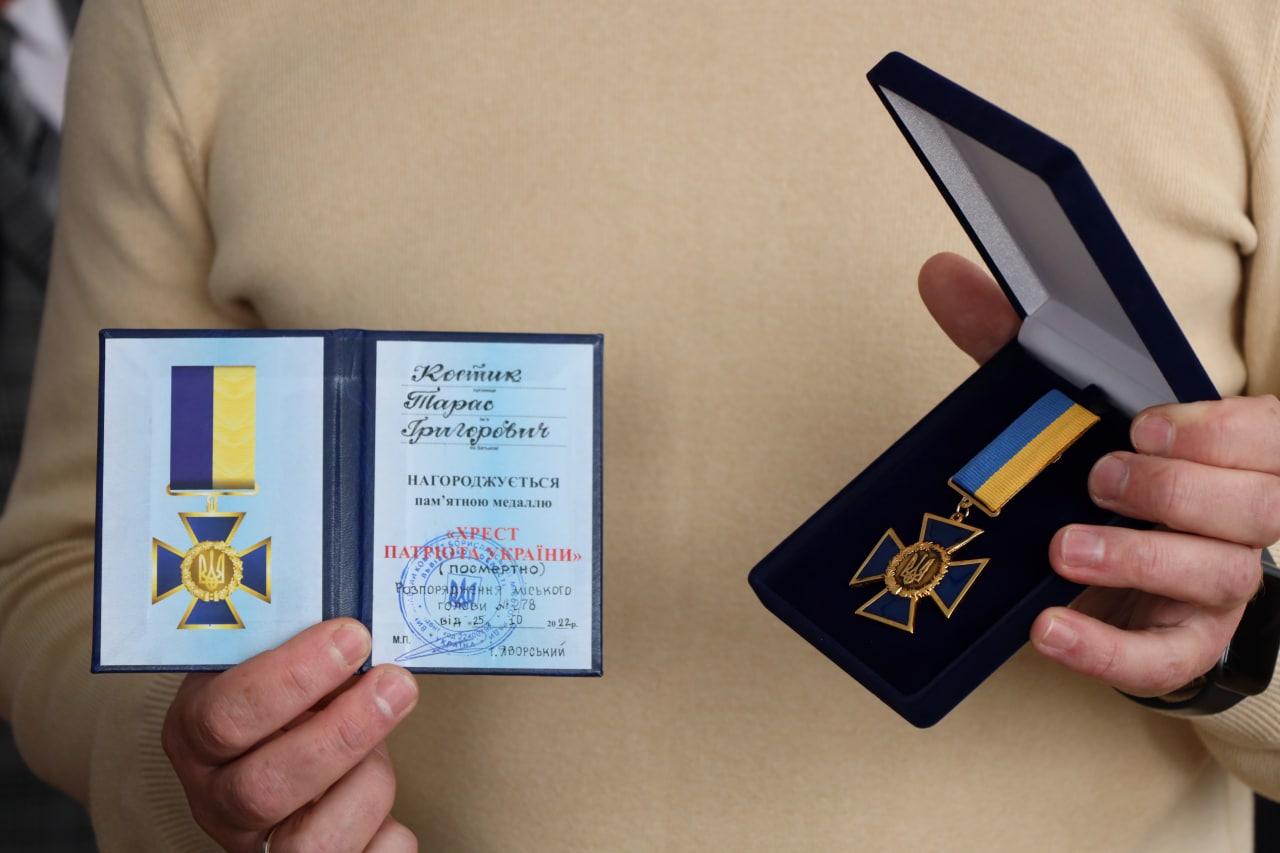 Героя Тараса Костика нагородили медаллю "Хрест Патріота України" посмертно 1 DrogMedia Героя Тараса Костика нагородили медаллю "Хрест Патріота України" посмертно