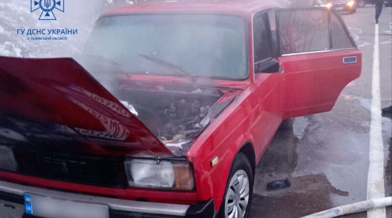 DrogMedia У Стебнику пожежники врятували від знищення вогнем автомобіль