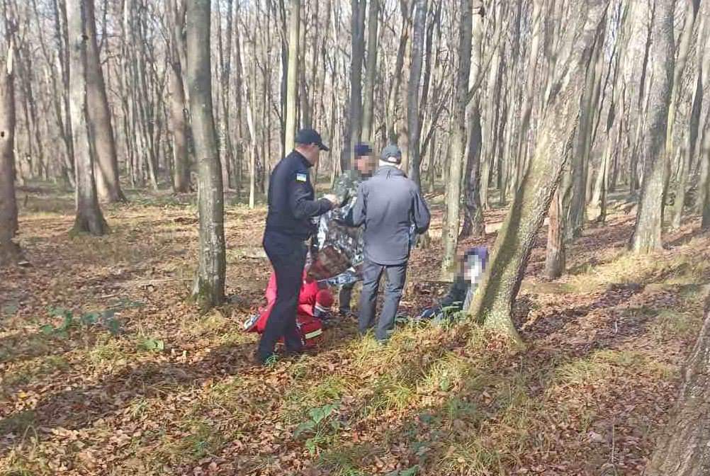 Винесли на руках: на Дрогобиччині розшукали чоловіка, який 8 днів пробув у лісі 2 DrogMedia Винесли на руках: на Дрогобиччині розшукали чоловіка, який 8 днів пробув у лісі