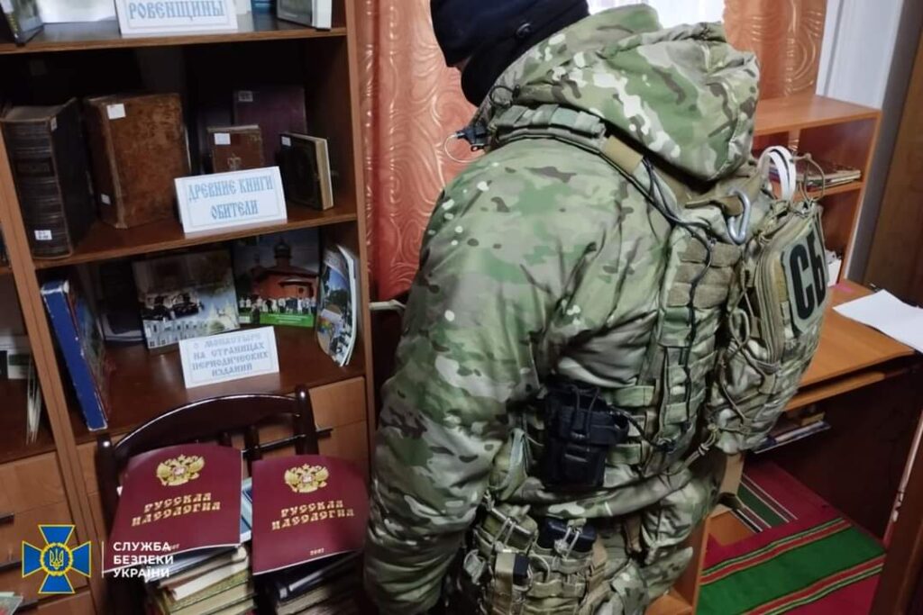 DrogMedia Мільйони готівки, проросійська література і громадяни рф - що знайшла СБУ у лаврах УПЦ (МП)
