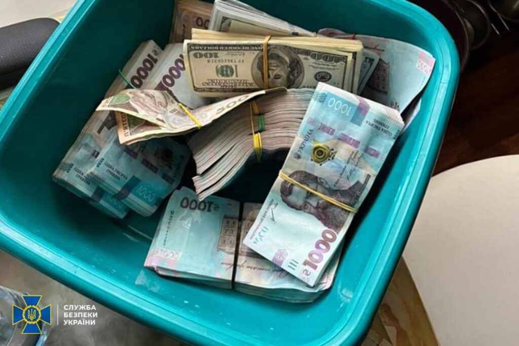 DrogMedia Мільйони готівки, проросійська література і громадяни рф - що знайшла СБУ у лаврах УПЦ (МП)