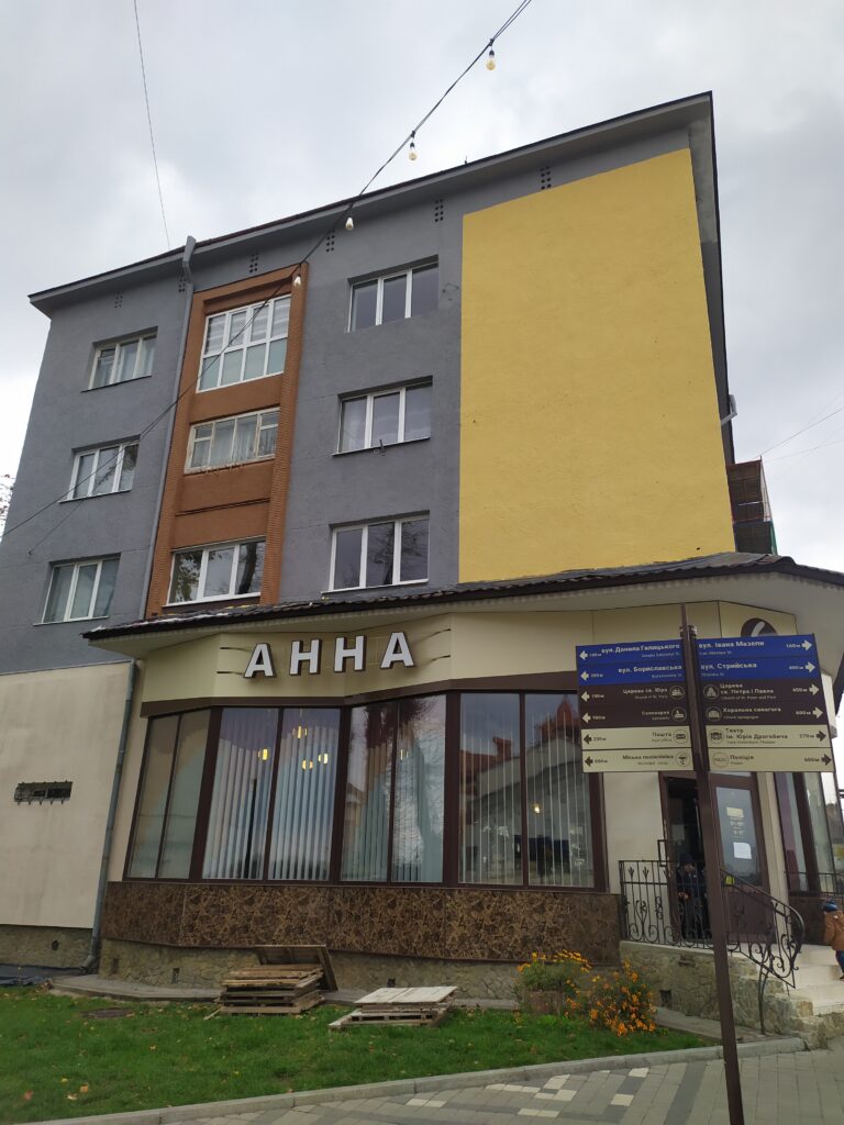 DrogMedia У Дрогобичі оновлюють фасади будинків на центральній площі